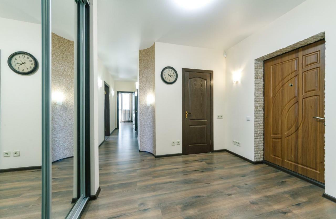 Lucs Apartamenty S 3 Comnatami Knagii Zaton Киев Екстериор снимка