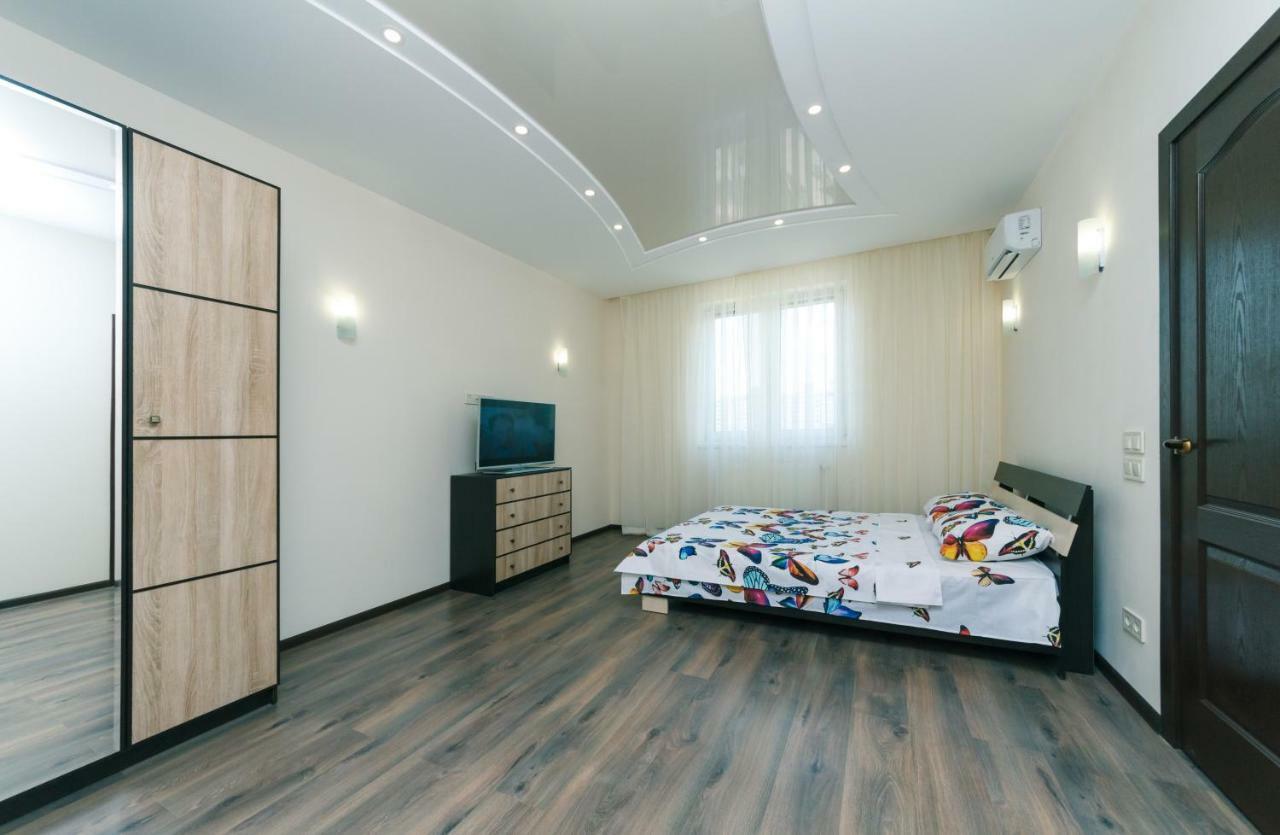 Lucs Apartamenty S 3 Comnatami Knagii Zaton Киев Екстериор снимка